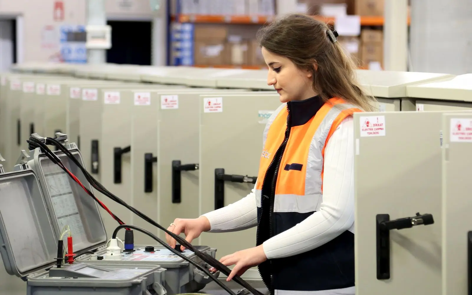 Électricienne intervenant sur une installation