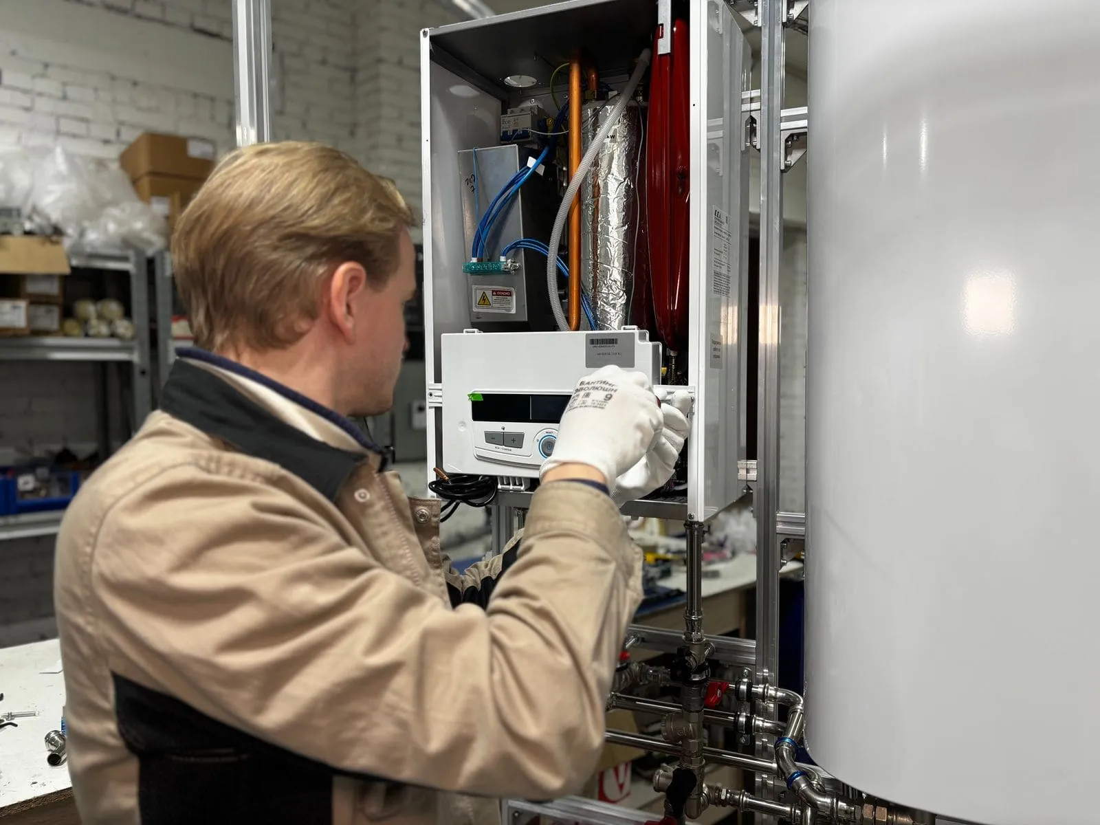 Technicien réglant une chaudière